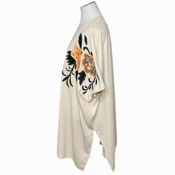 Gibson & Latimer Embroidered Kimono - Picture 5 of 15